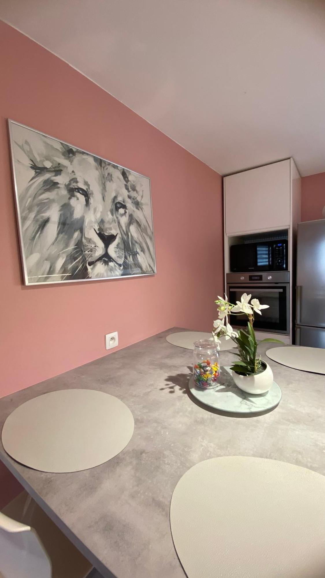 Next2Airport - Appartement House Of Lions Ransart Exterior photo